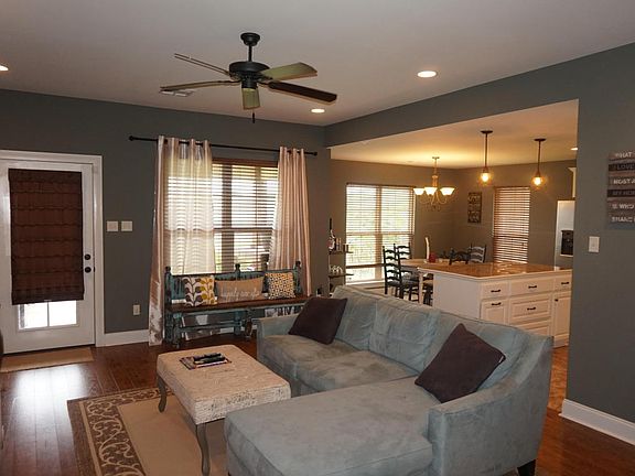 5th image of 210 Ennis Dr