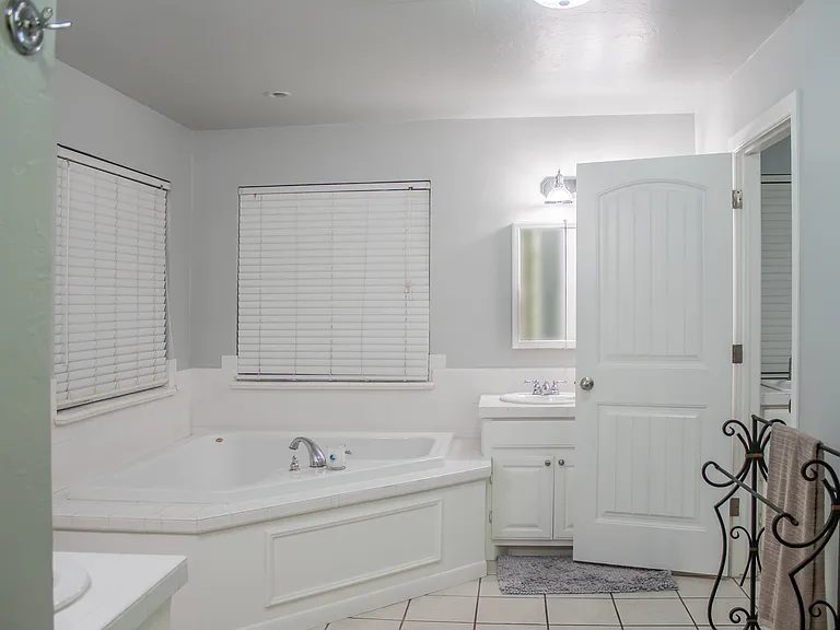 703 Normandie Dr — Photo 16