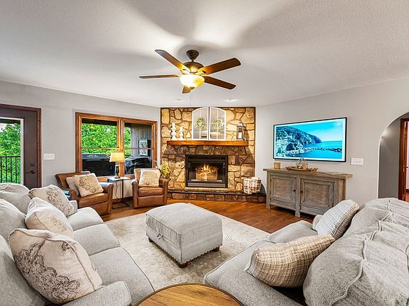 4th image of 1526 Woodstock Dr