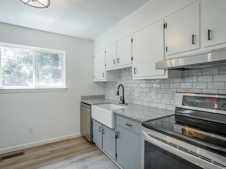 1364 Meadowood Dr — Photo 64