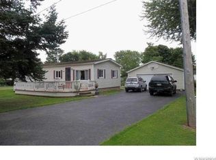 12600 Harbor Dr, Lyndonville, NY 14098