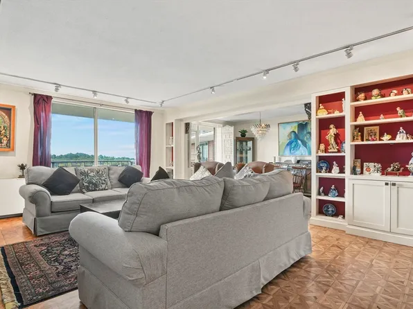 280 Boylston St APT 904, Newton, MA 02467