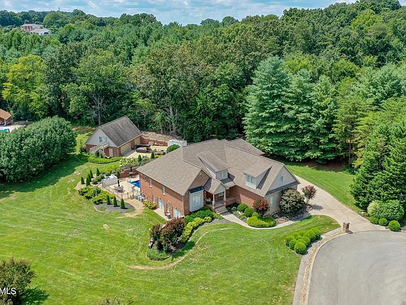 2nd image of 1001 Foxdale Dr