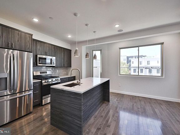 4th image of 1939 N Darien St #2