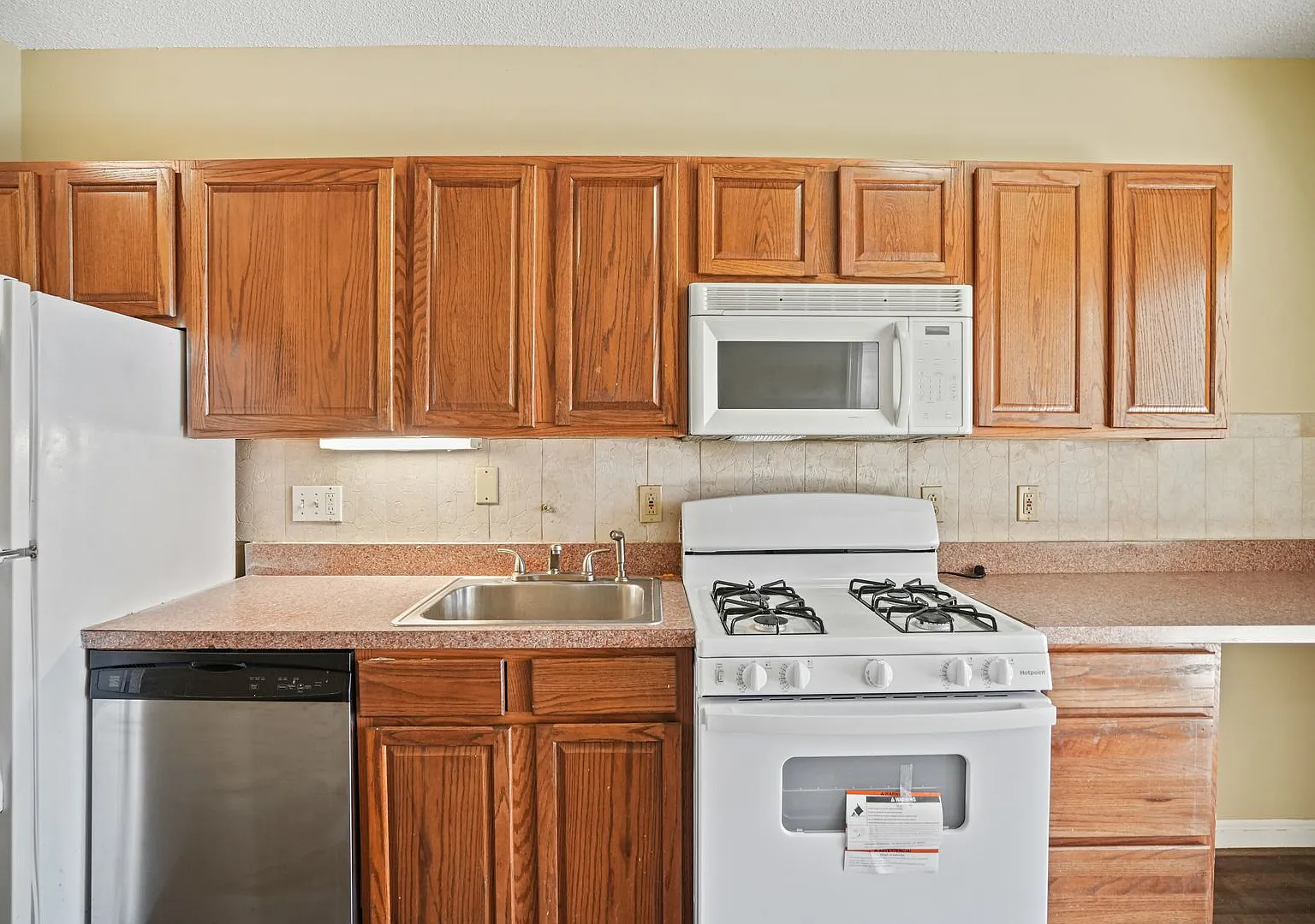 Spacious & Bright 1br + Den Just 2 Blocks From Stadium Armory in Kingman Park! — Photo 3