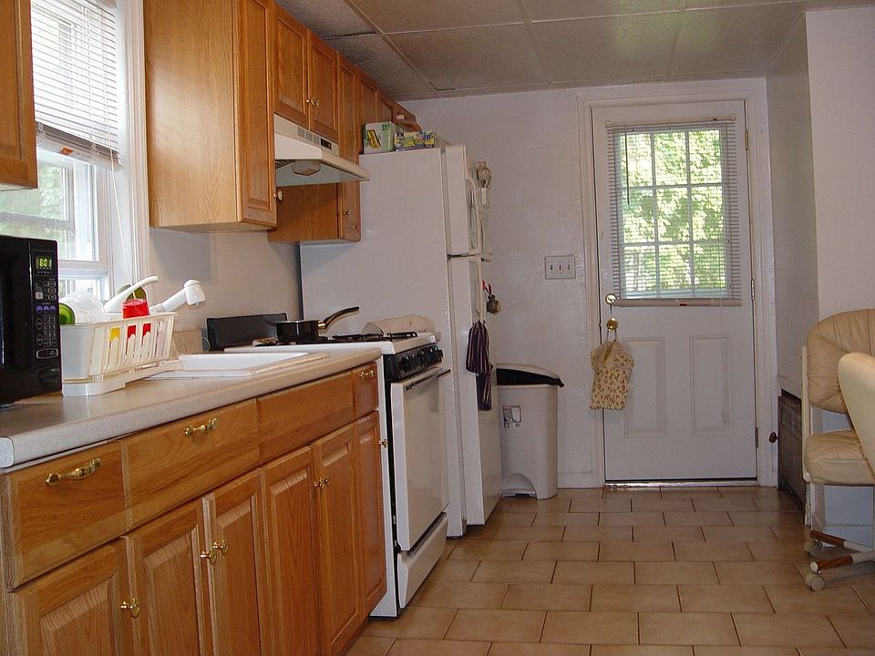 2nd image of 665 Essex St