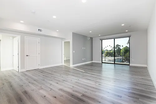 14612 Calvert St #301 Photo 1