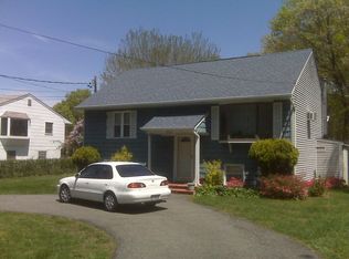 1435 E Forks Rd, Bay Shore, NY 11706