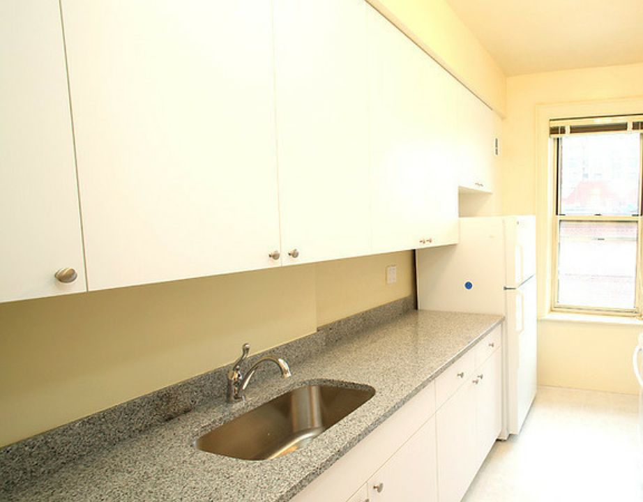 2nd image of 3205 Emmons Ave #C_2