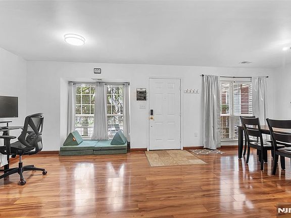 3rd image of 1143 Stafford St