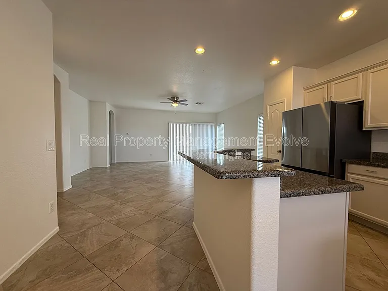 11913 W Jackson St — Photo 4