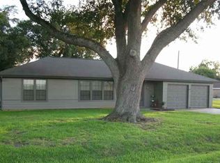 3925 Franklin Ave, Groves, TX 77619