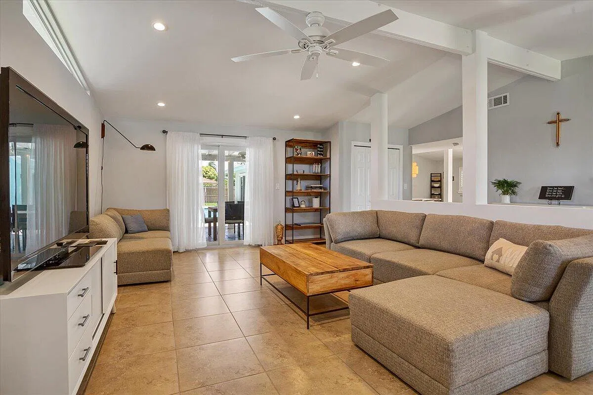 3 bed, 2.0 bath, 1578 sqft, $5,950 — Photo 4