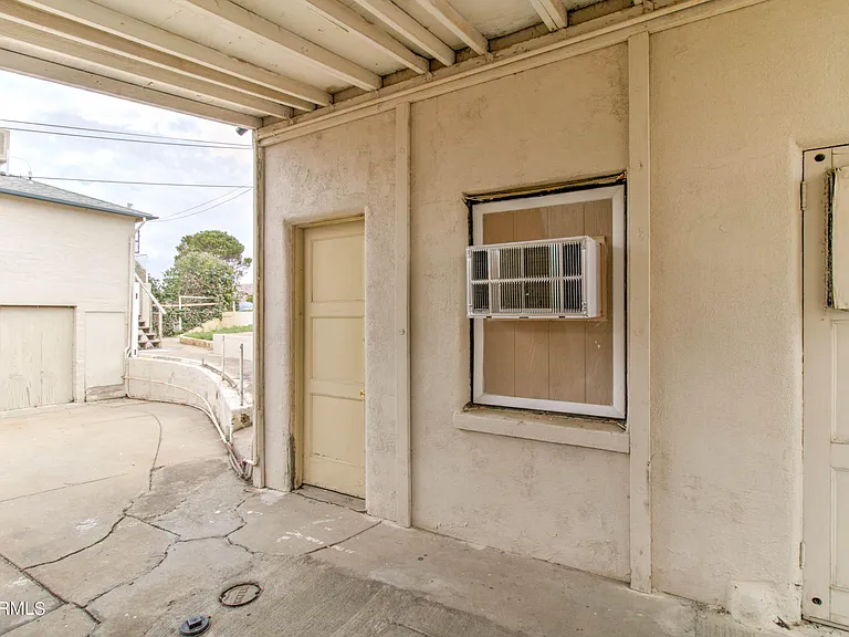 877 E Sycamore St #B — Photo 8