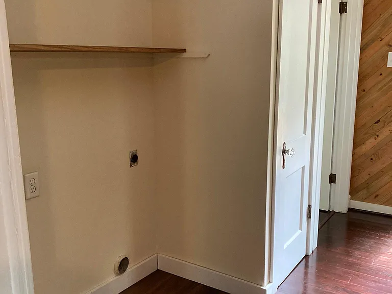 Washer / dryer area