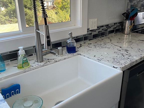 Farmhouse sink. Granite counters