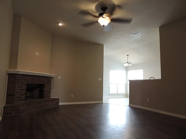 805 Nolan Ryan Dr — Photo 2