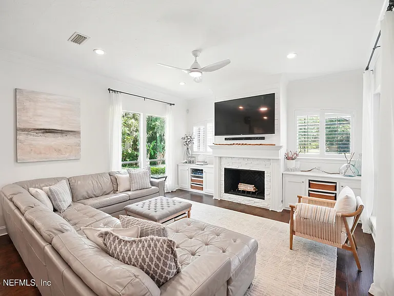 150A N Roscoe Blvd — Photo 25