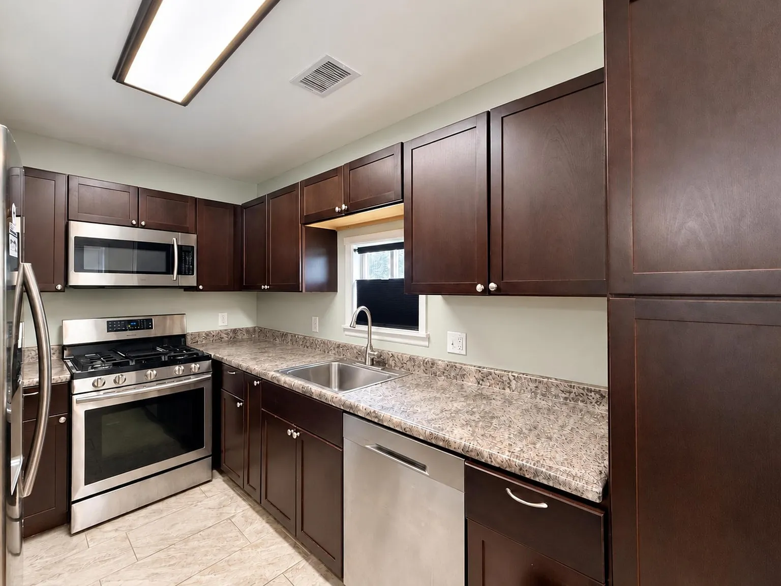 3 bed, 1.0 bath, 822 sqft, $1,800 — Photo 3