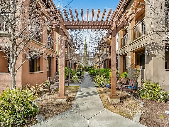 2nd image of 495 Umbria Pl