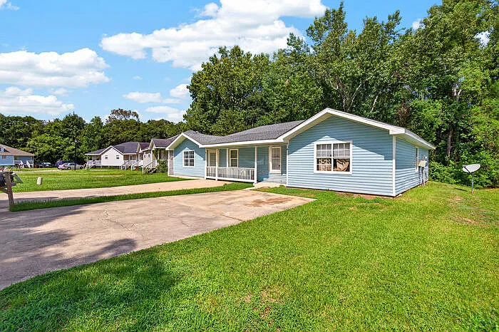 3 bed, 1.0 bath, 1000 sqft, $1,300 — Photo 3