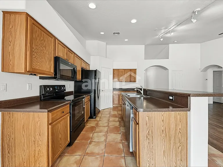 717 W Beth Dr — Photo 4