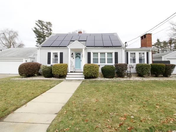 10 Acorn St, New Bedford, MA 02740