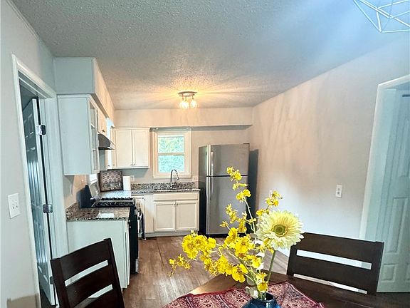 3rd image of 204 Kennan St