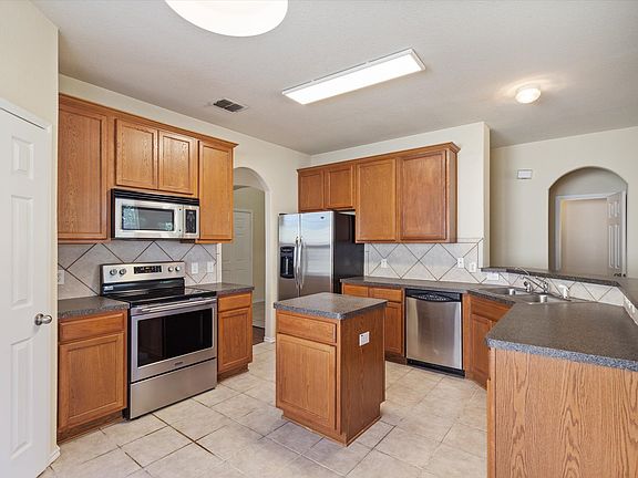 4th image of 121 Park Ln