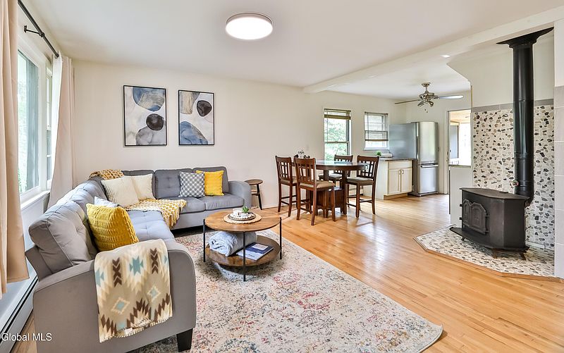 4th image of 89 Maple Avenue