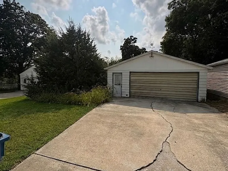 1324 Lyon Ave — Photo 3
