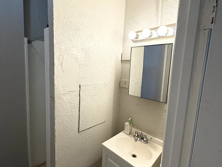 611 E Market St #1 — Photo 11