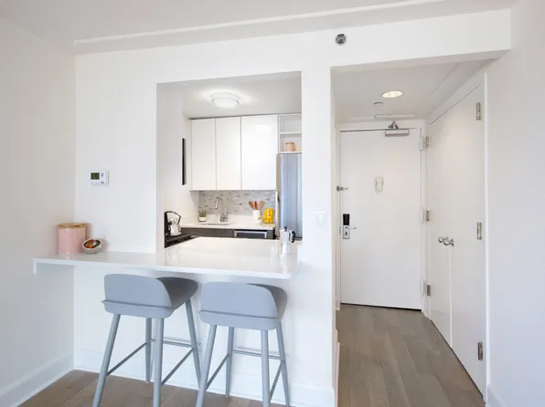 150 East 34th Street image 5 of 36