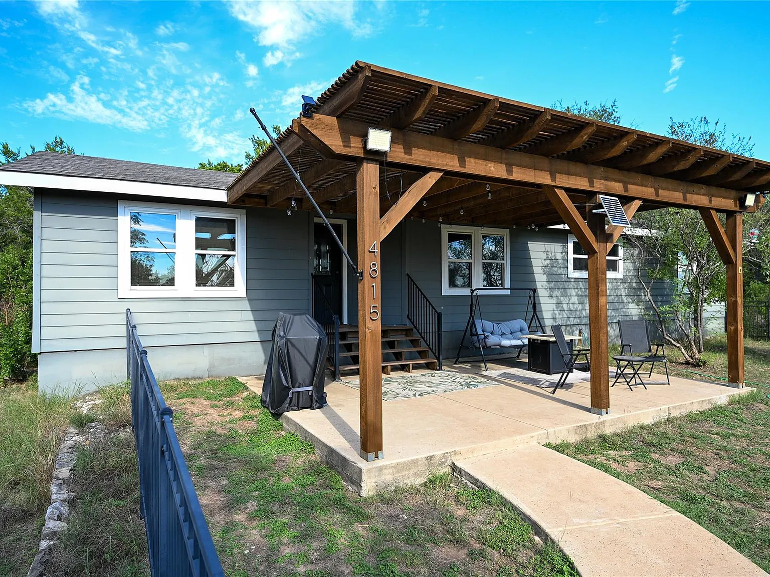 3 bed, 2.0 bath, 1932 sqft, $2,299 — Photo 3