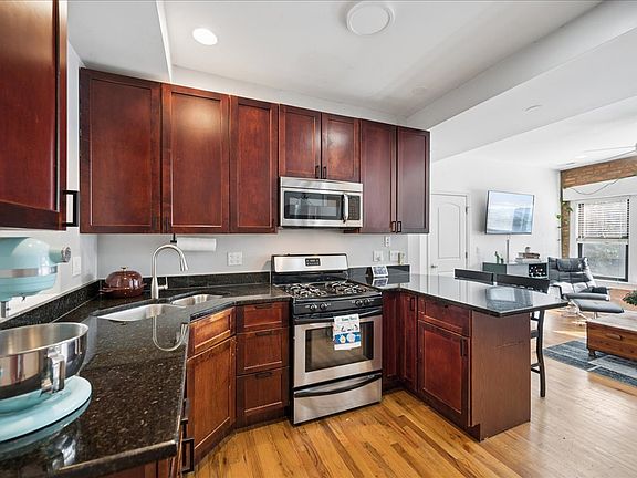 5th image of 3318 W Byron St #1
