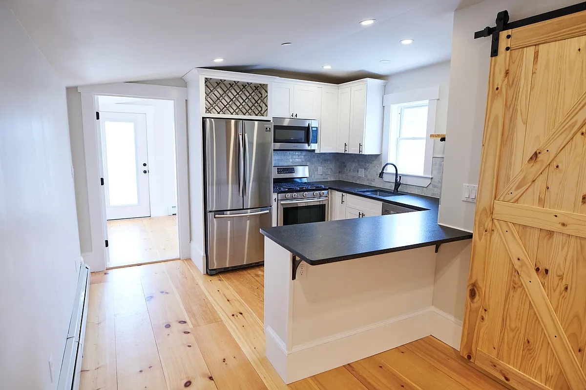 Building Photo - 142 Newbury St #3