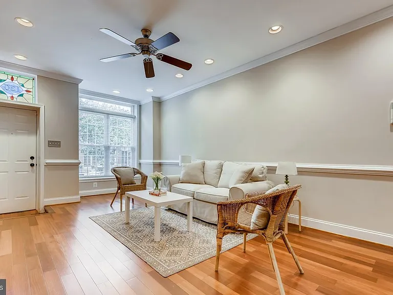 130 W Ostend St — Photo 2