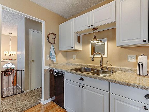 5th image of 992 San Angelo Dr