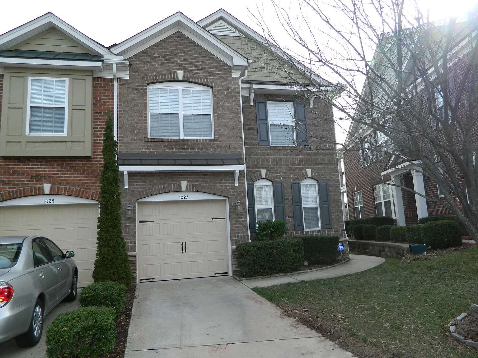 3 bed, 2.5 bath, 2104 sqft, $2,200 — Photo 2