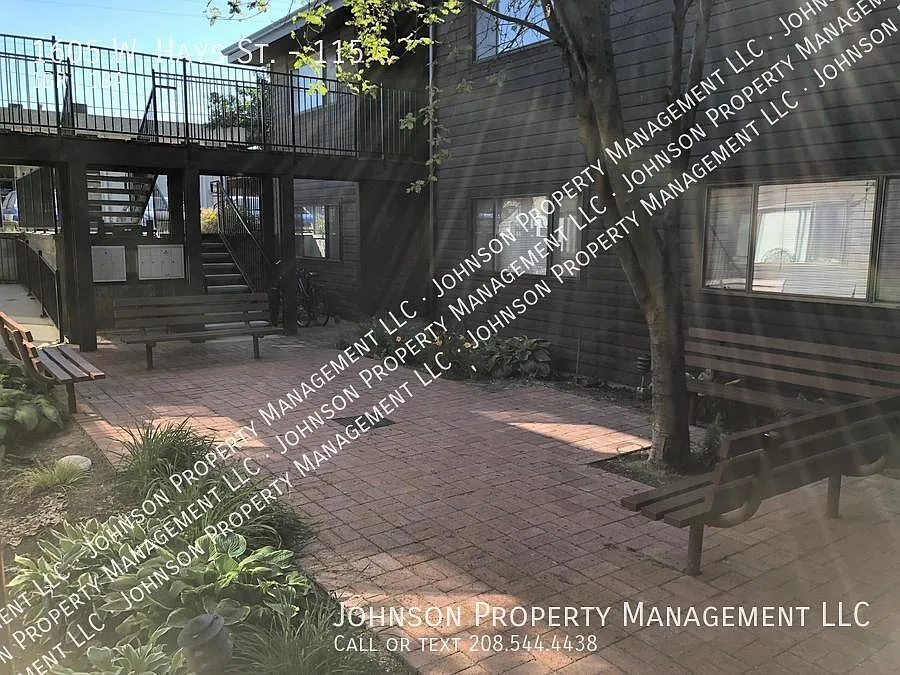 Affordable downtown Boise living close to all! Laundry on-site and off street parking! — Photo 2