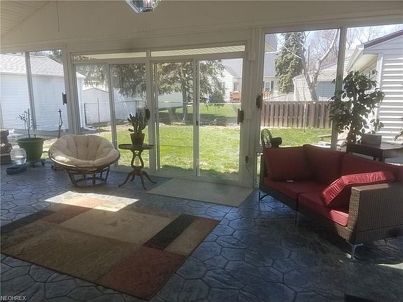 5th image of 932 West Dr