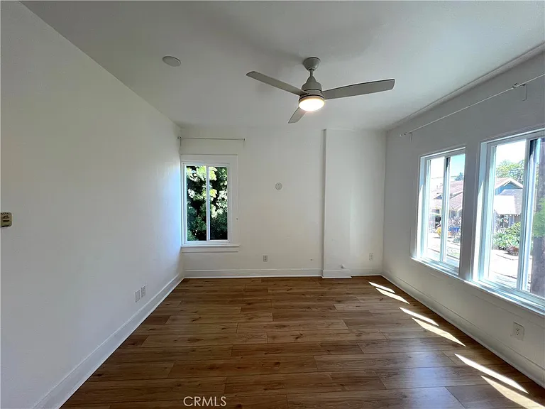 1557 W 36th Pl — Photo 8