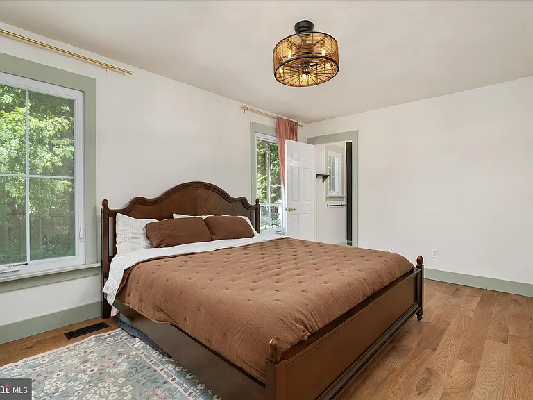 210 S Hughes St — Photo 9