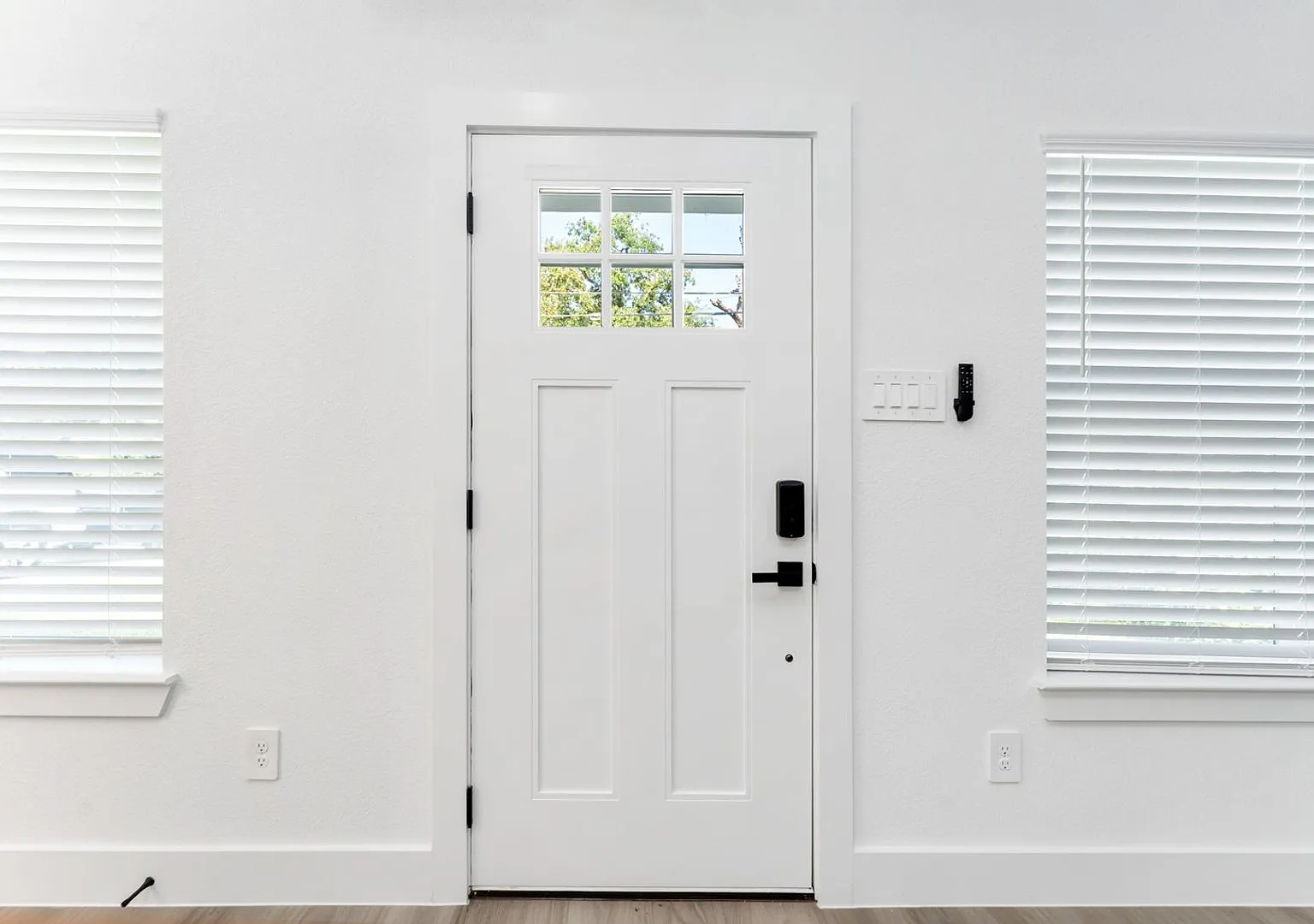3 bed 2 bath Modern Home — Photo 4