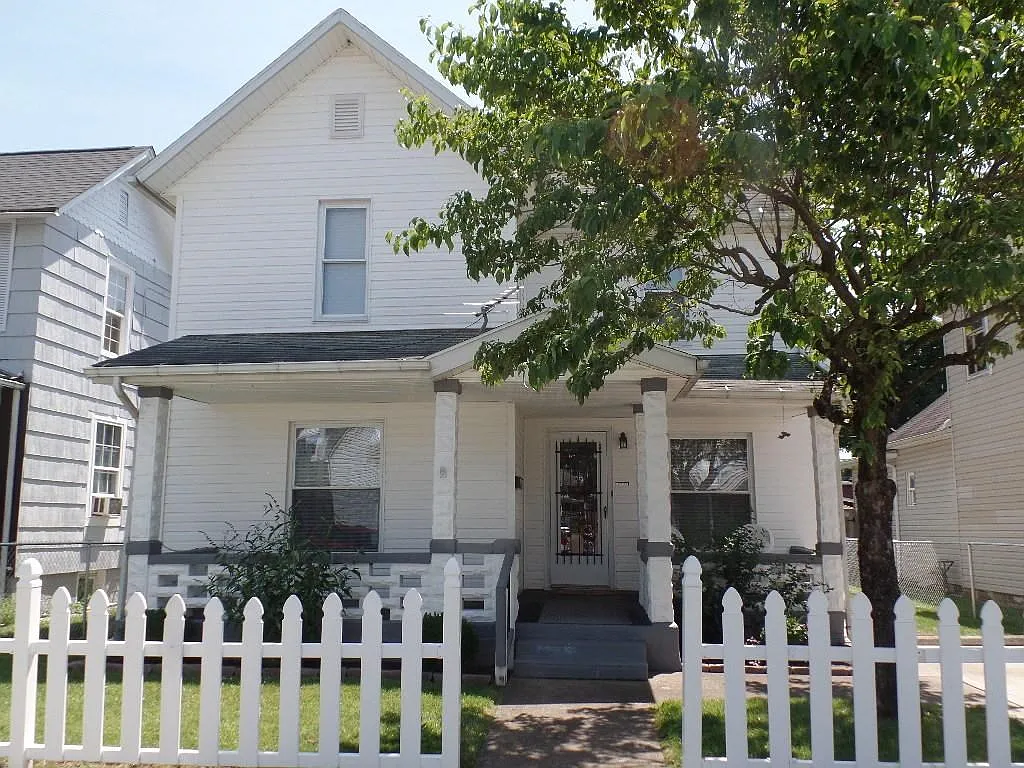 74 Oakwood Ave photo 1