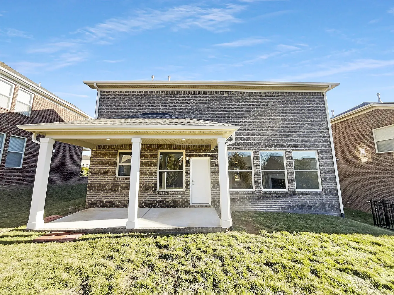 401 Blackthorn Ln — Photo 3