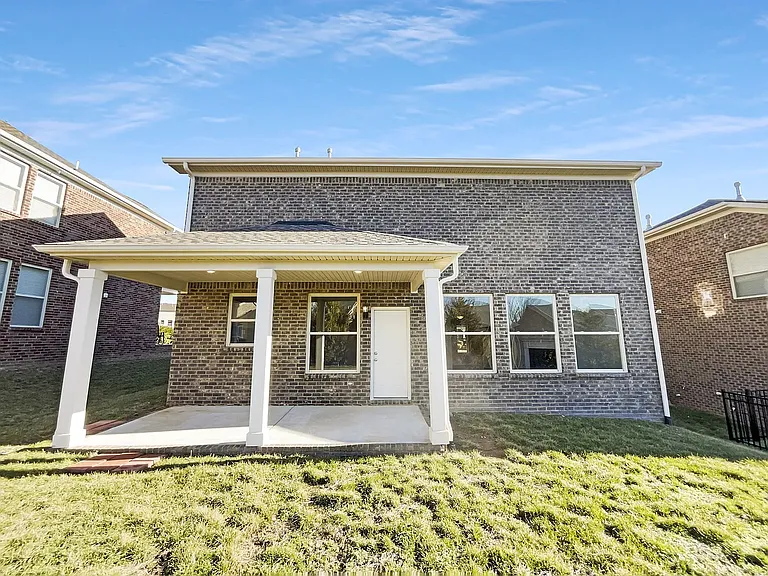 401 Blackthorn Ln — Photo 3