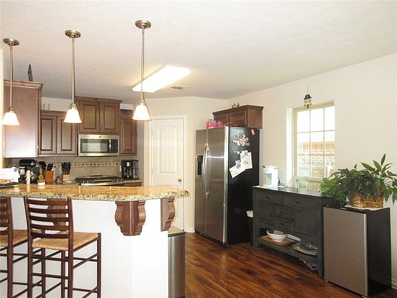 4th image of 806 Dove Chase Ln