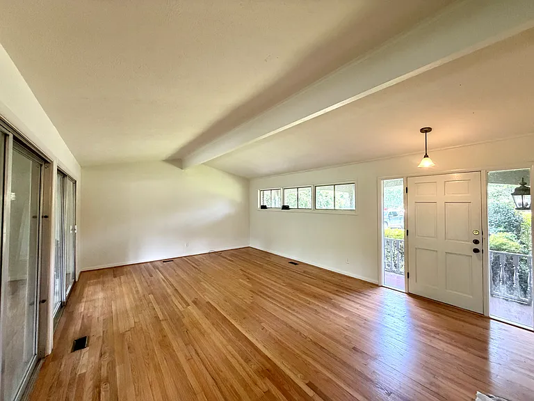 108 Meadowview Cir — Photo 3