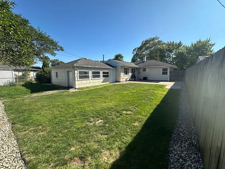 6828 Waveland Ave — Photo 18